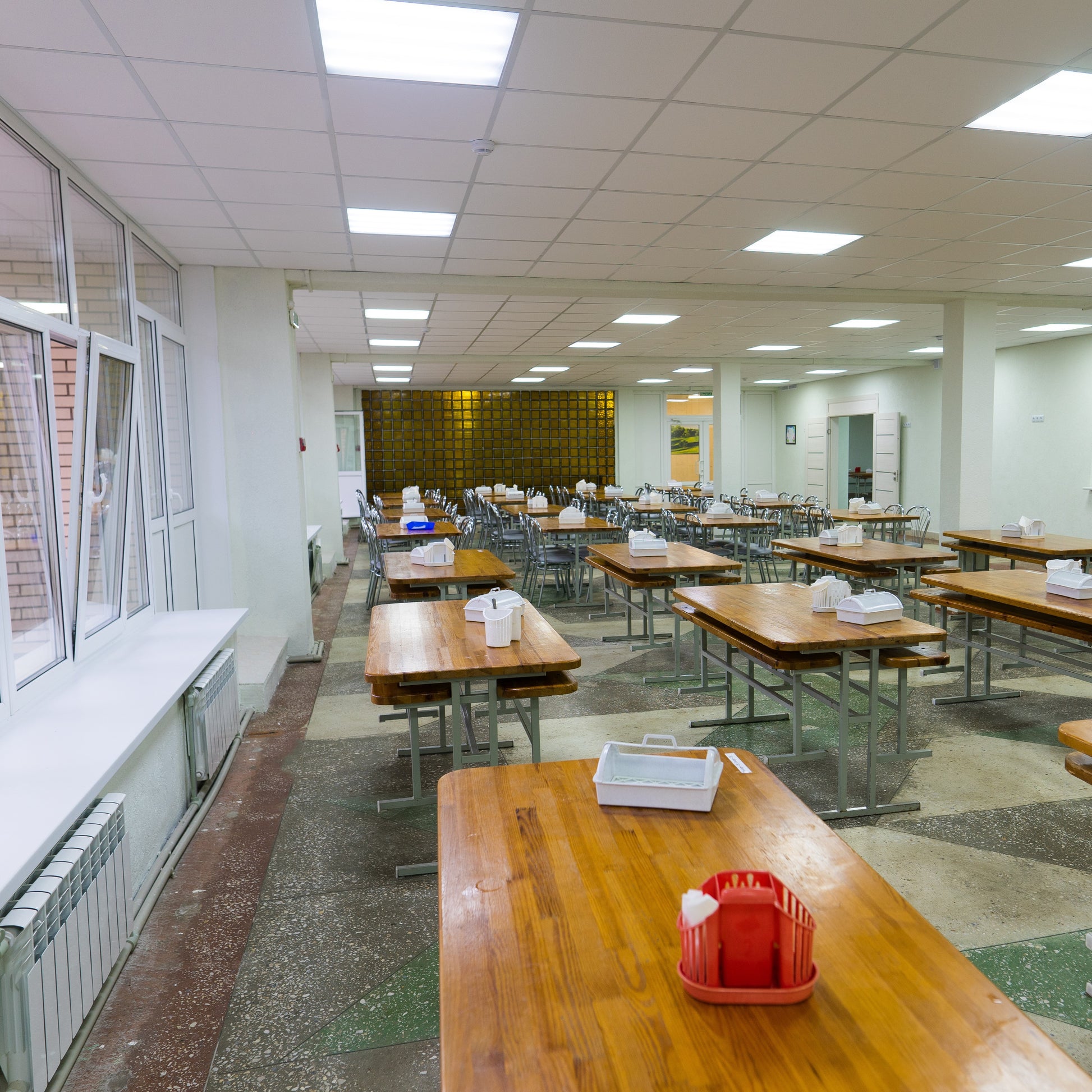 <Canteen area of tables and chairs for employees to eat and take breaks in a dietary supplement facility. Credit> AdobeStock_362912333