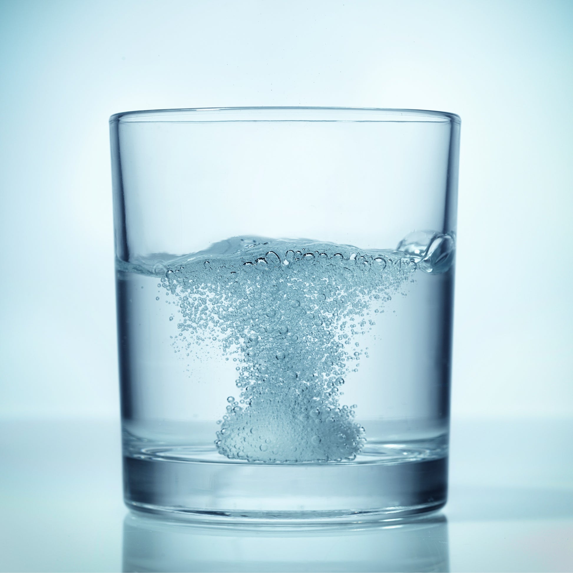 <A glass of warm water containing a tablet breaking down and dissolving, releasing a lot of gas. Credit> AdobeStock_68008981